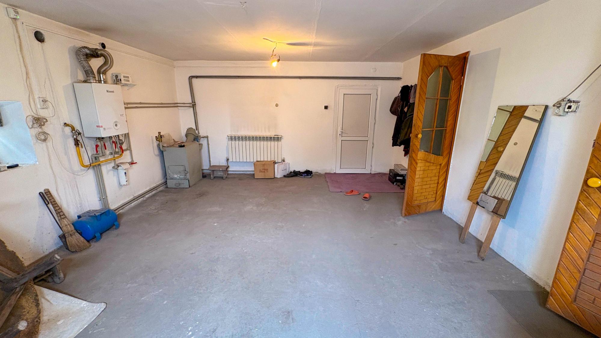 4-комнантный квартира, 200.0 м²,Тыныбаева за 45 000 000