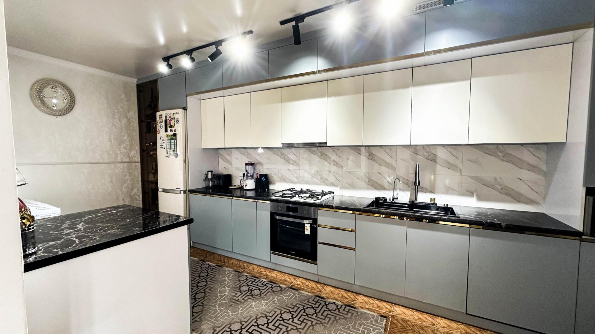 9-комнантный квартира, 300.0 м²,Алмалыбак за 87 000 000