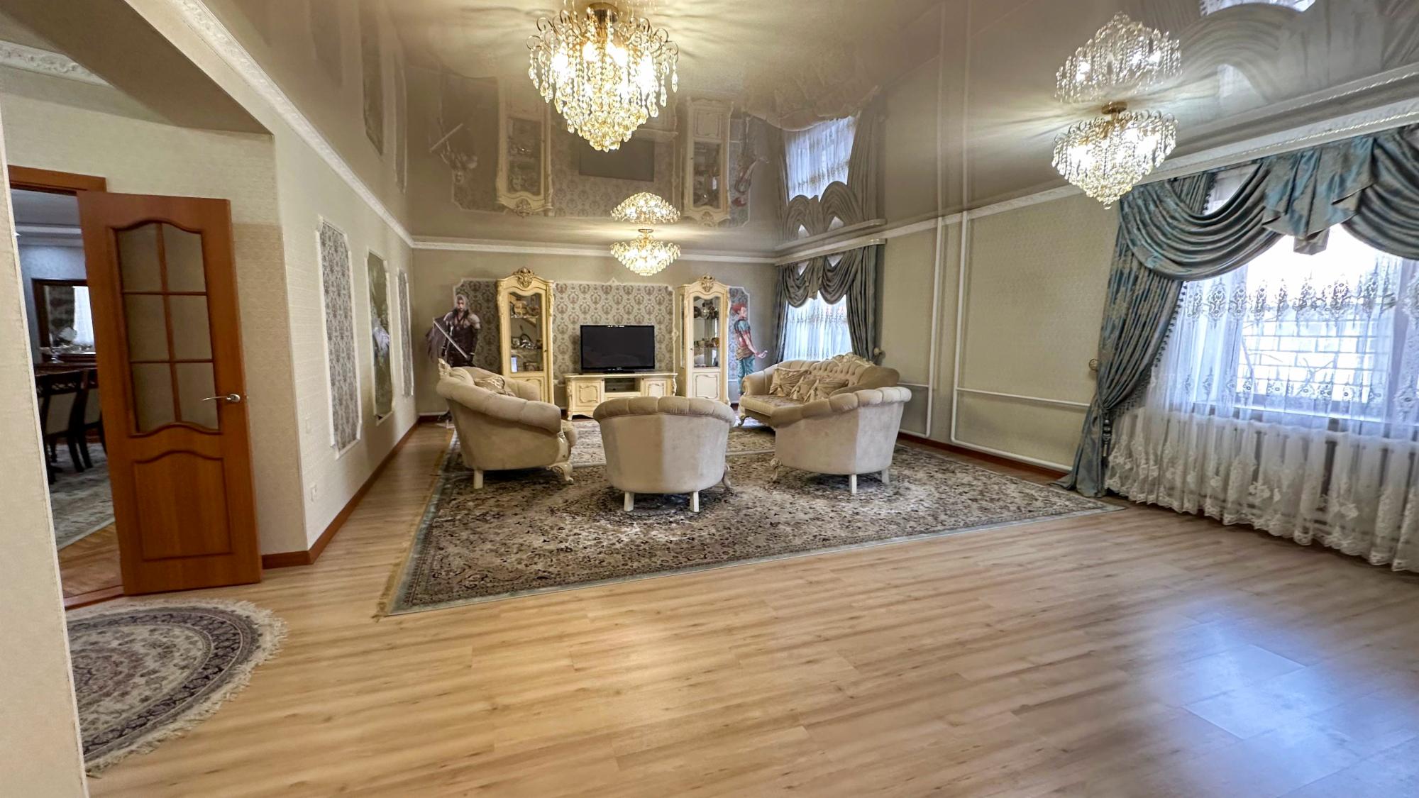 7-комнантный квартира, 263.0 м²,Базарбаева за 75 000 000