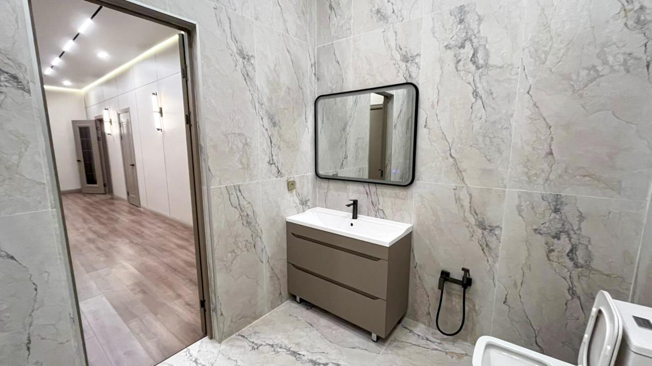 4-комнантный квартира, 200.0 м²,Абая за 69 000 000