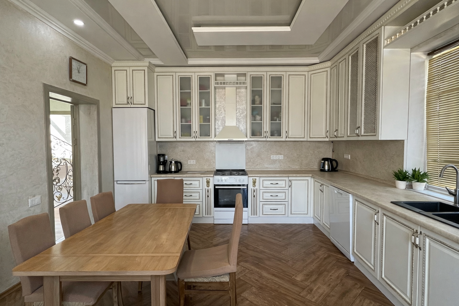 8-комнантный квартира, 300.0 м²,Каратальская за 110 000 000