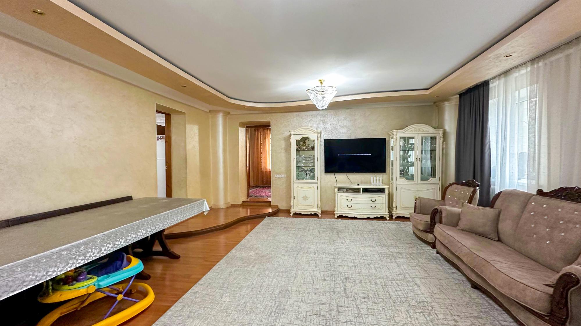 5-комнантный квартира, 215.0 м²,Брусиловского за 33 000 000