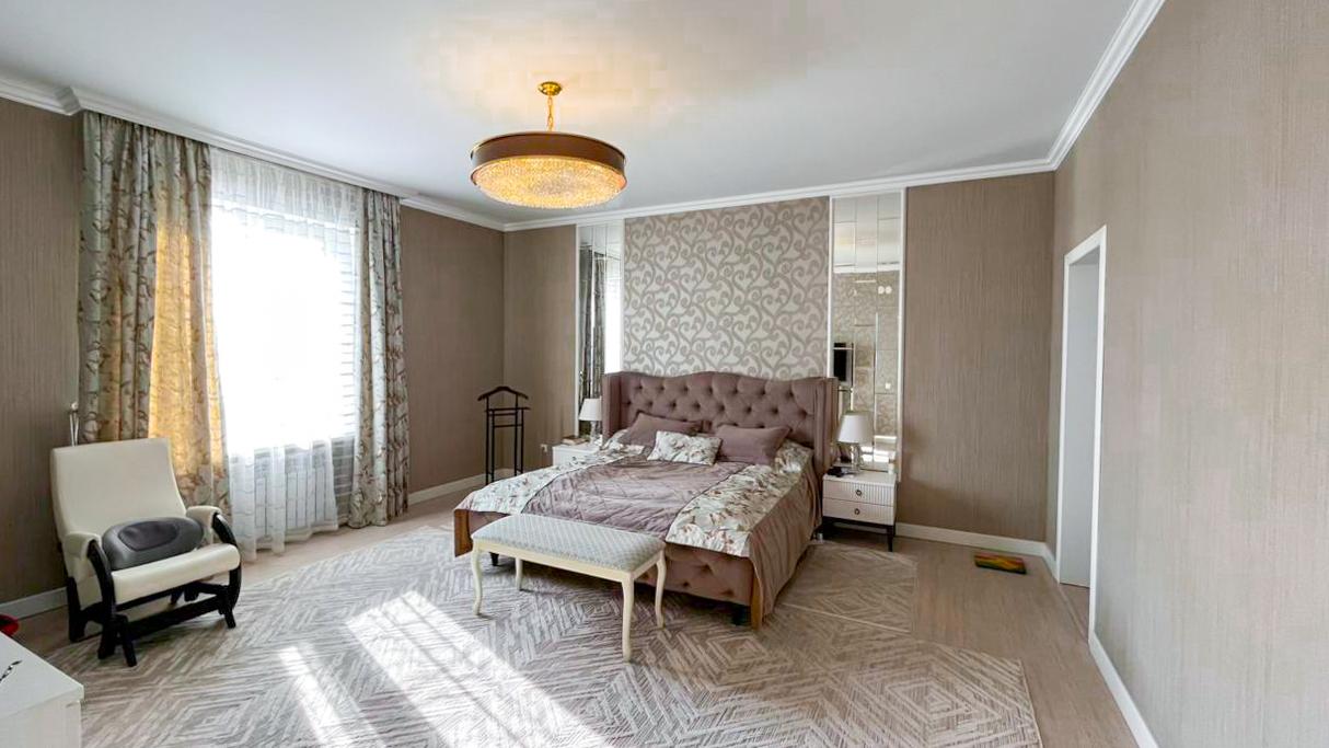 6-комнантный квартира, 300.0 м²,Базарбаева за 130 000 000