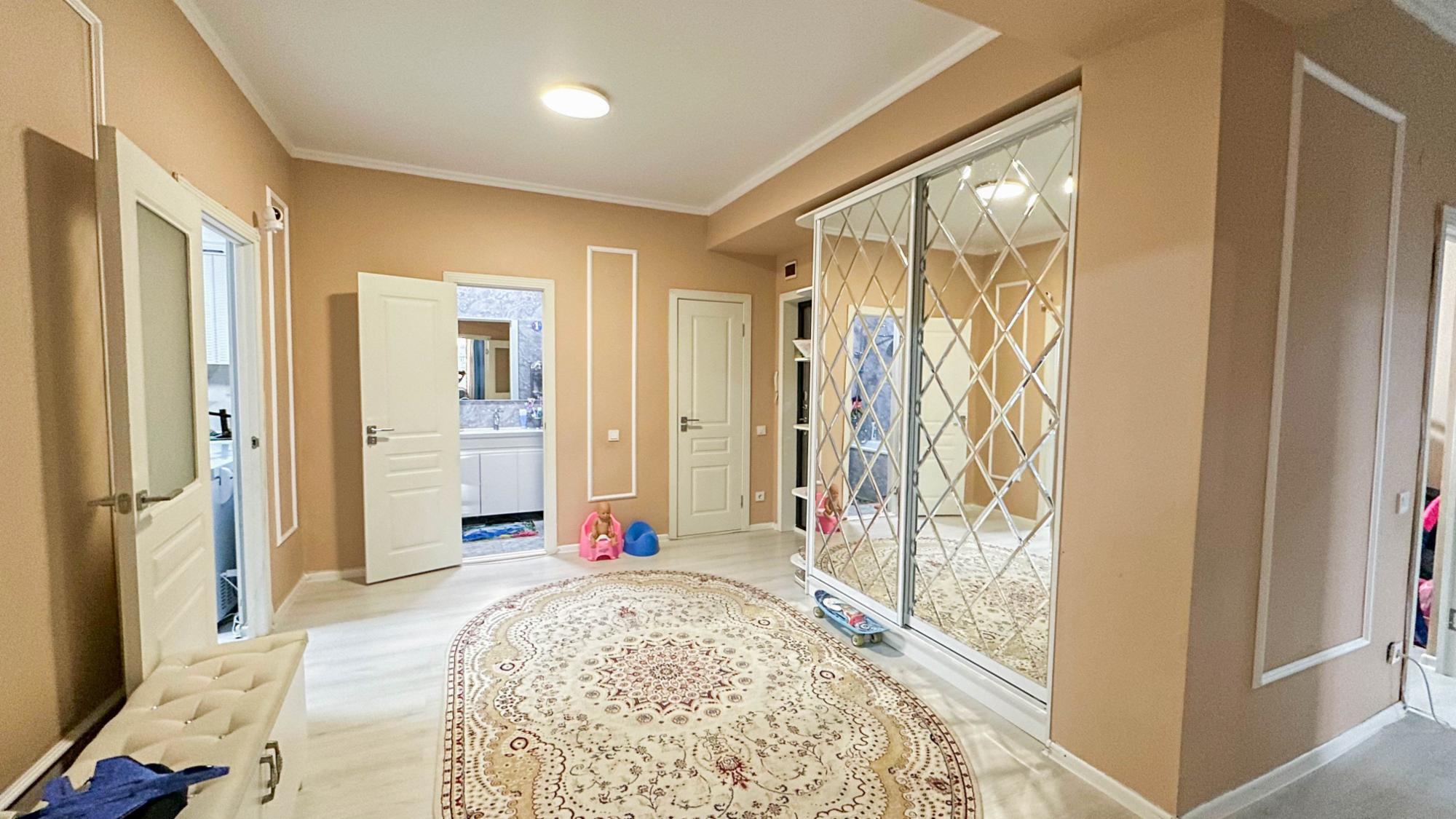 4-комнантная квартира, 130.0 м²,5 мкр за 45 000 000