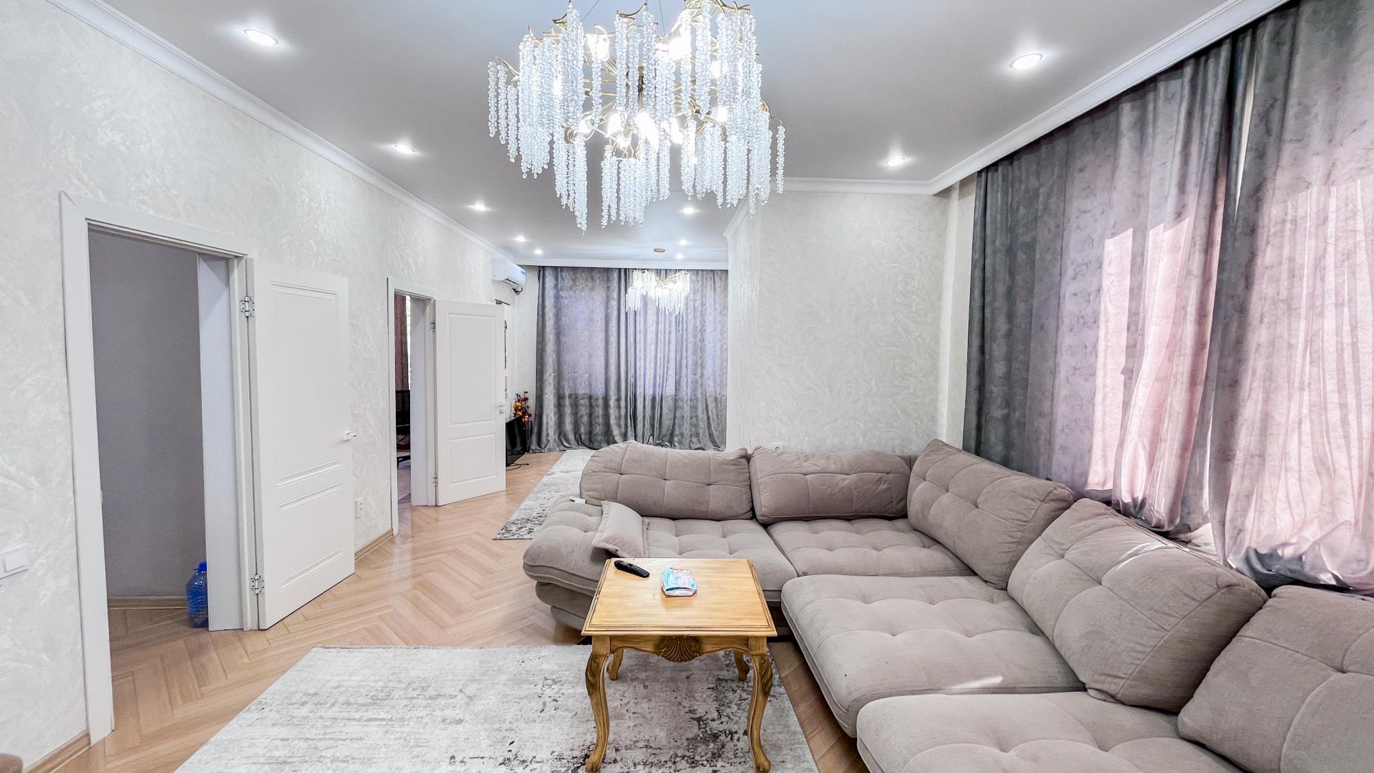5-комнантный квартира, 200.0 м²,Рустембекова за 64 000 000
