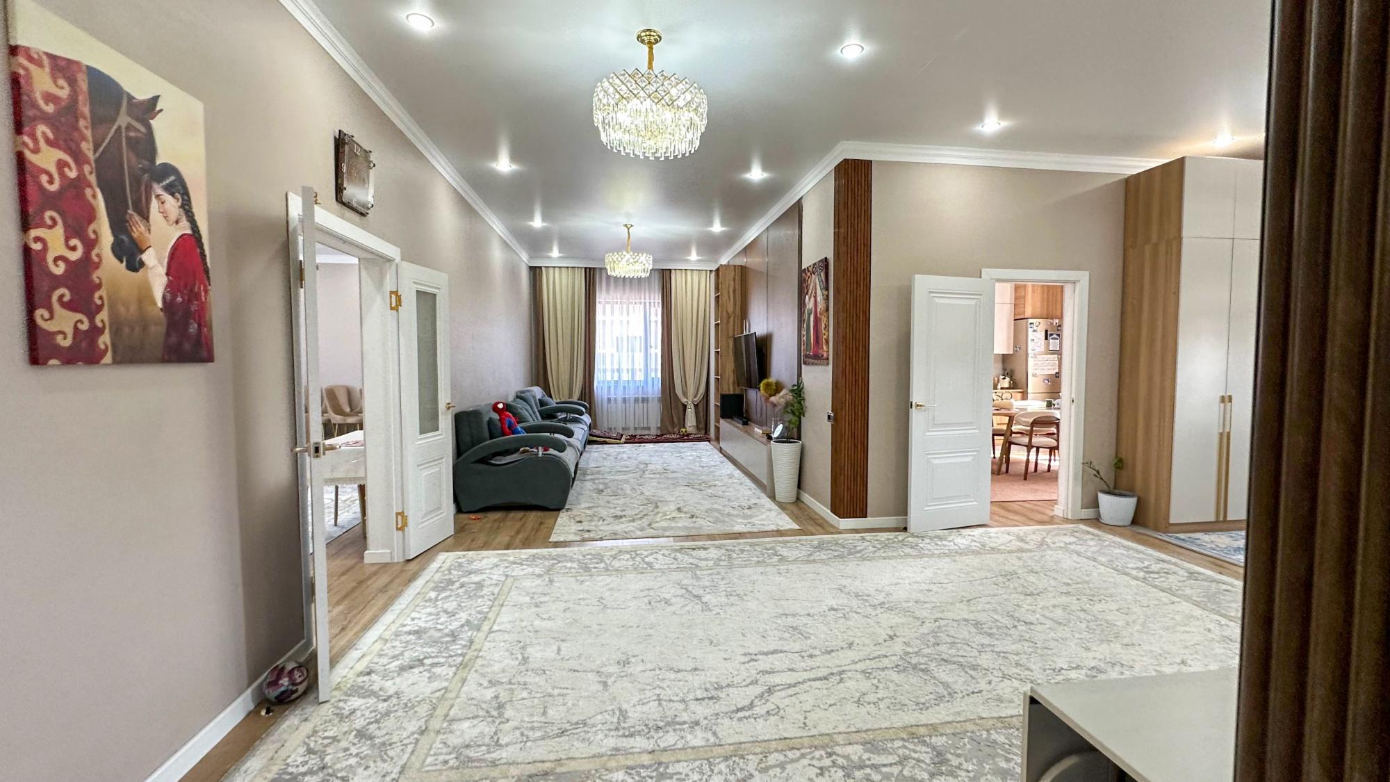 6-комнантный квартира, 200.0 м²,Байтурсынова за 57 000 000