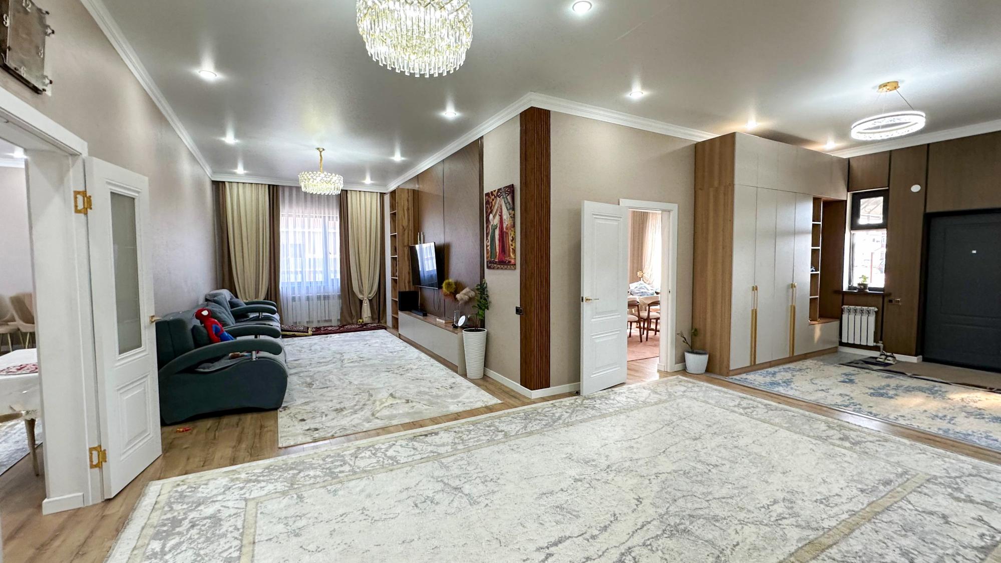 6-комнантный квартира, 200.0 м²,Байтурсынова за 57 000 000