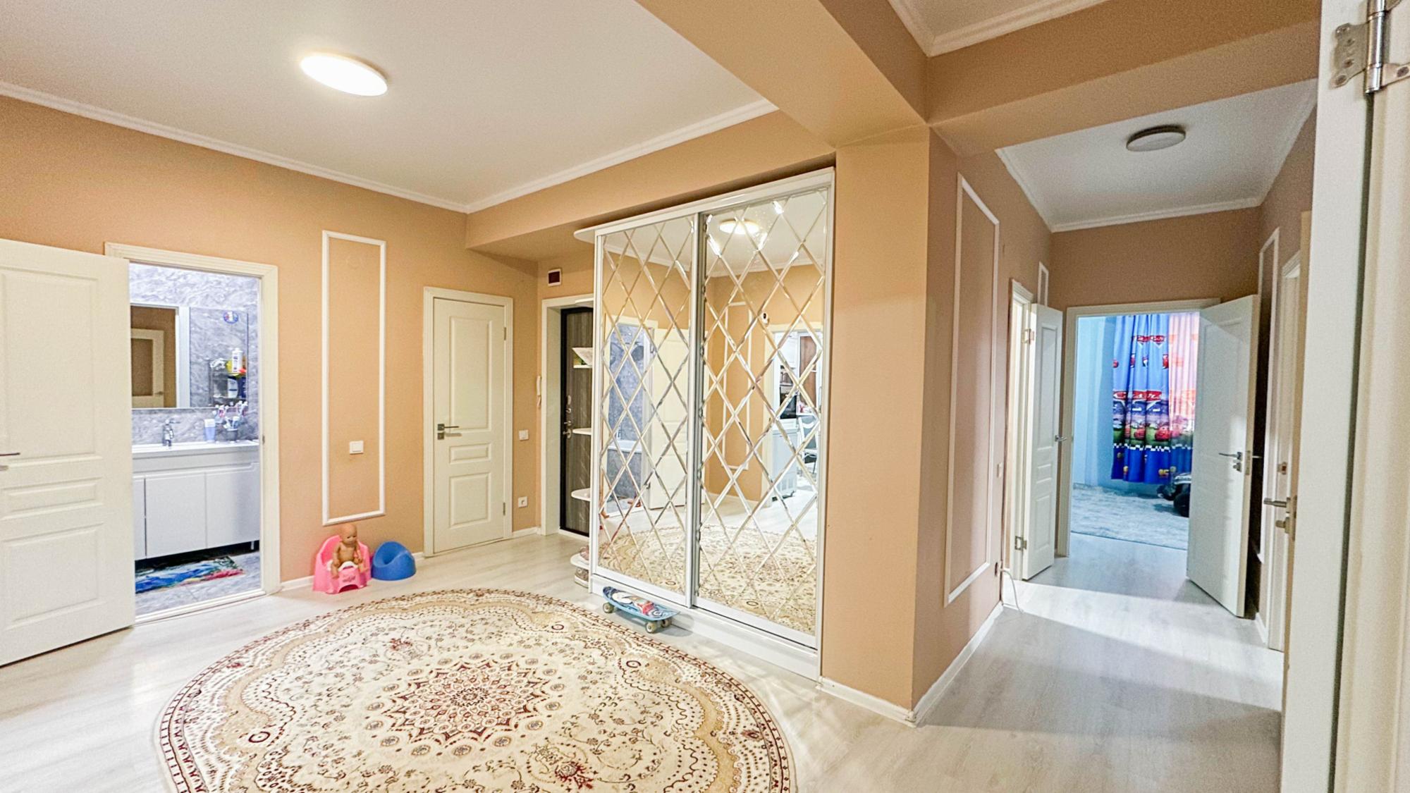 4-комнантная квартира, 130.0 м²,5 мкр за 45 000 000