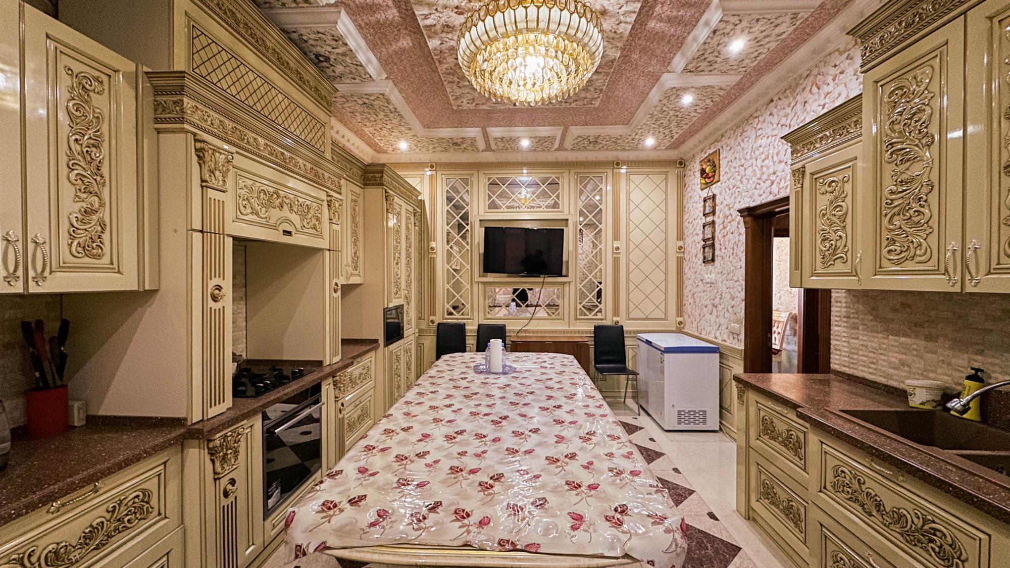 6-комнантный квартира, 250.0 м²,Толебаева за 130 000 000