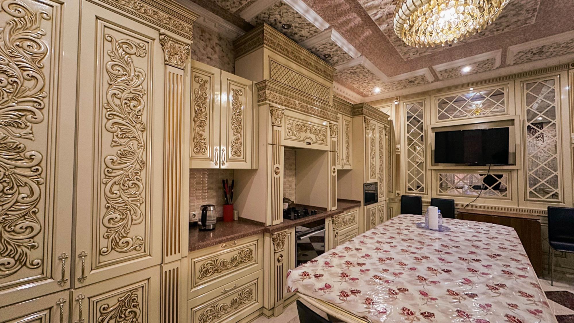 6-комнантный квартира, 250.0 м²,Толебаева за 130 000 000