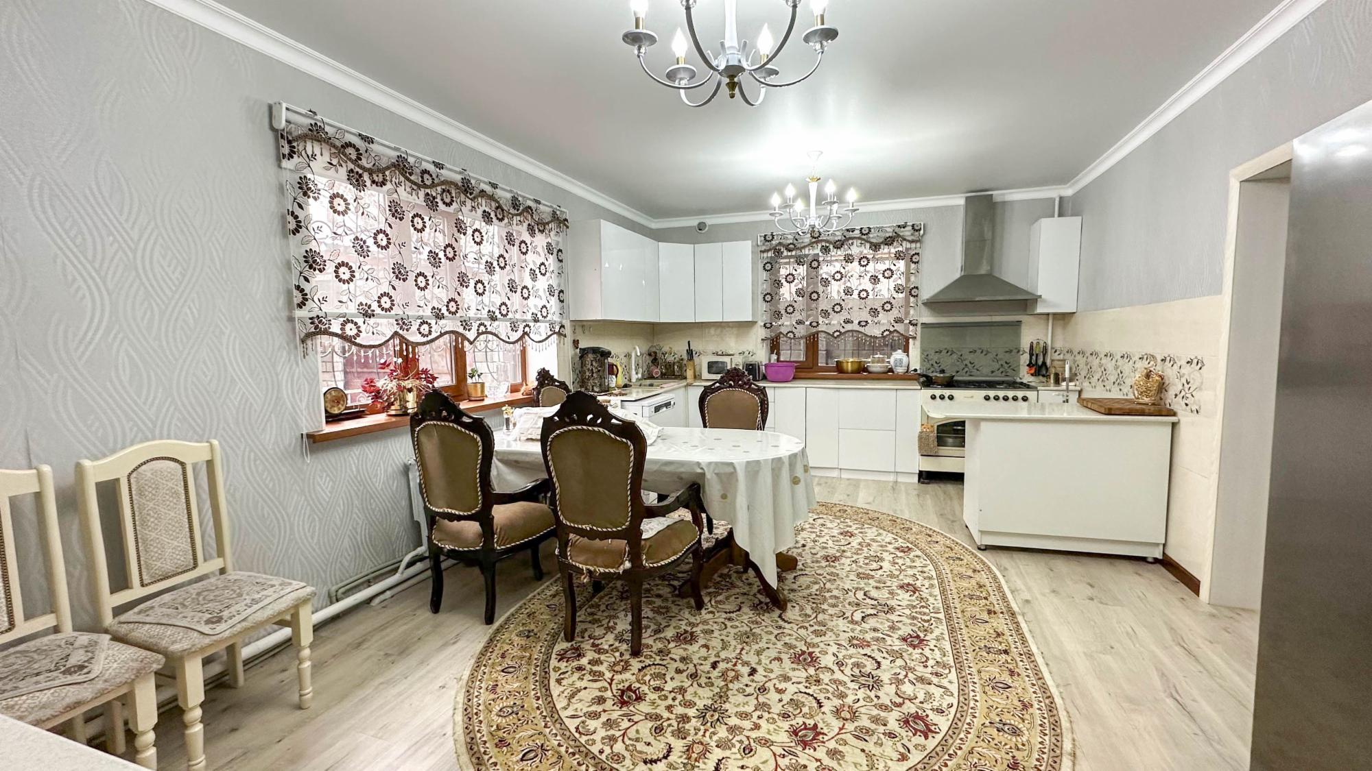 5-комнантный квартира, 176.0 м²,Абылай Хана за 42 000 000