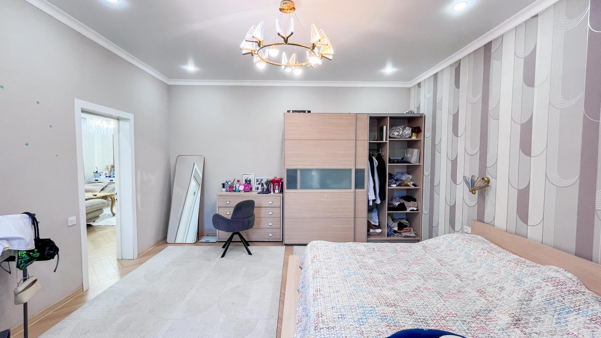 5-комнантный квартира, 200.0 м²,Рустембекова за 64 000 000