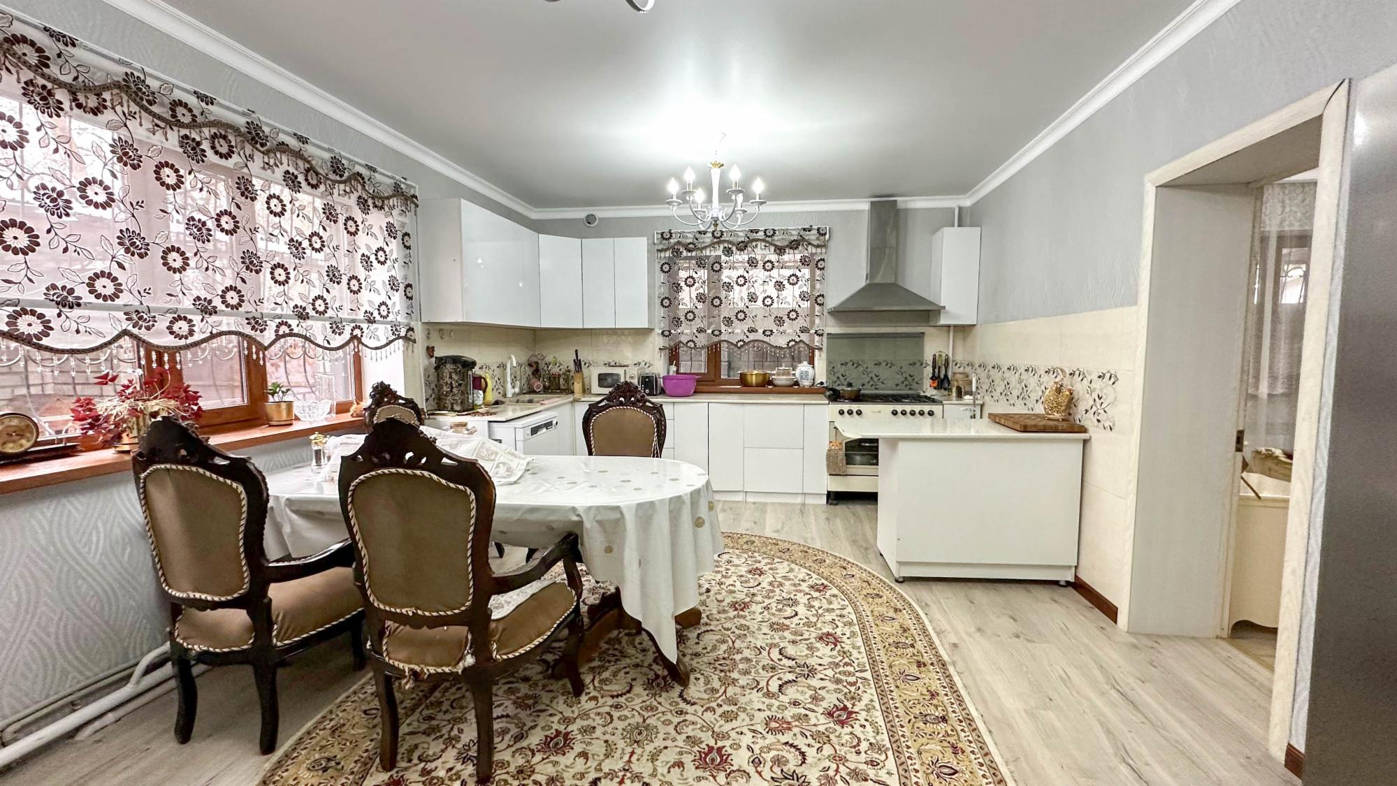 5-комнантный квартира, 176.0 м²,Абылай Хана за 42 000 000