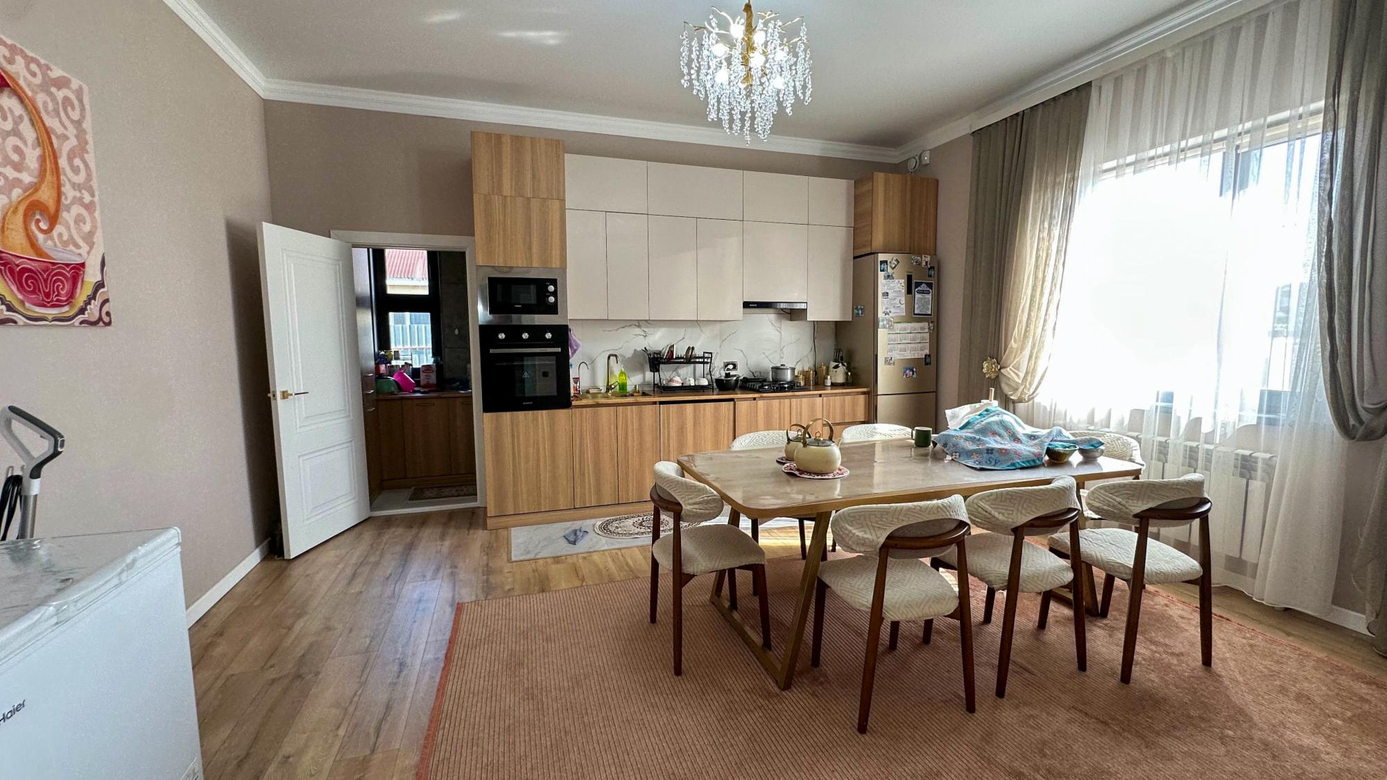 6-комнантный квартира, 200.0 м²,Байтурсынова за 57 000 000