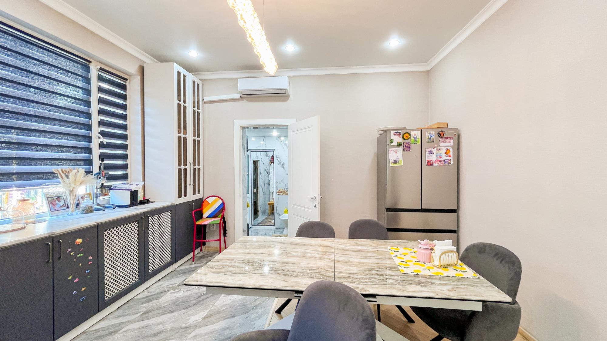 5-комнантный квартира, 200.0 м²,Рустембекова за 64 000 000
