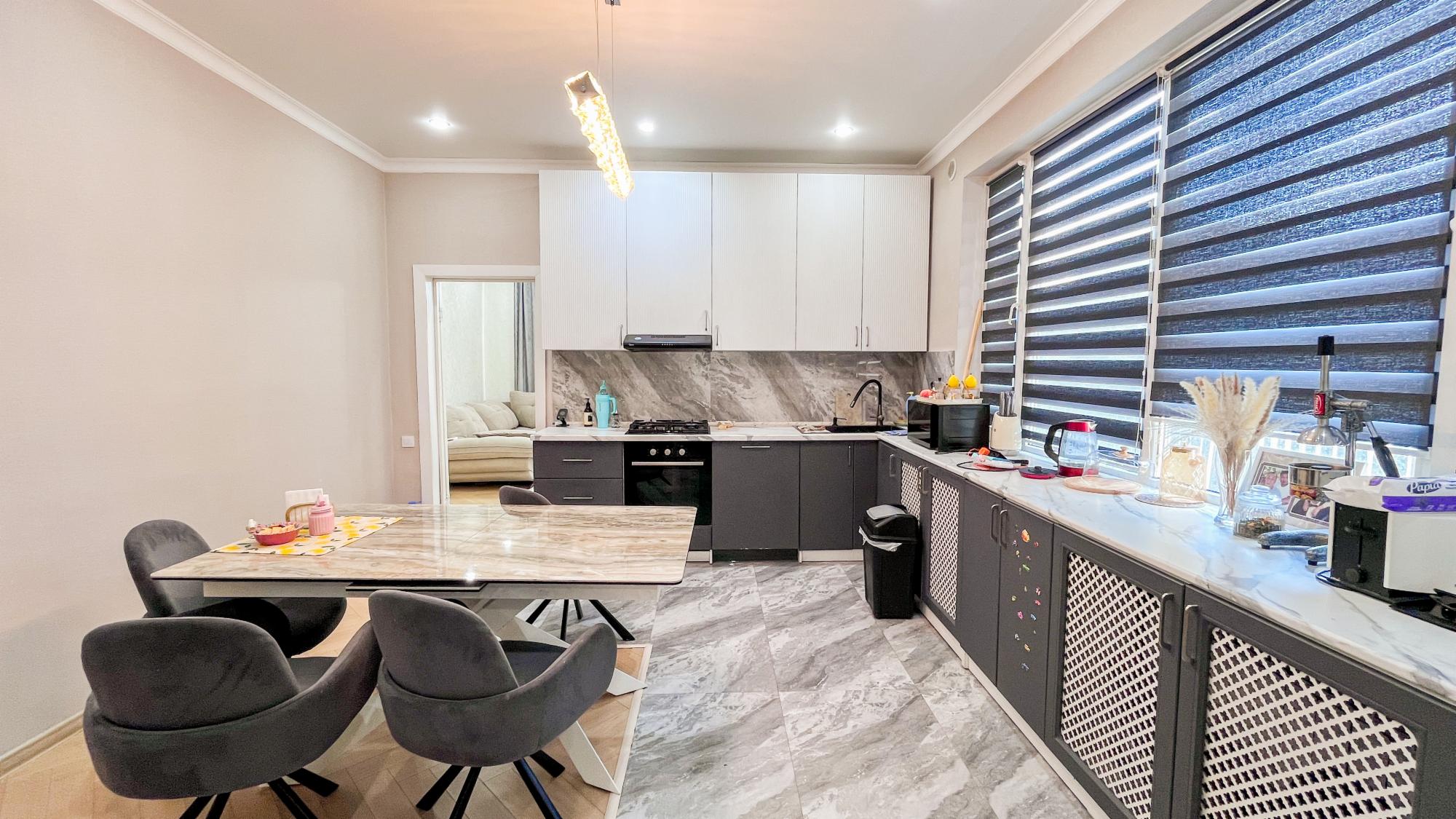 5-комнантный квартира, 200.0 м²,Рустембекова за 64 000 000