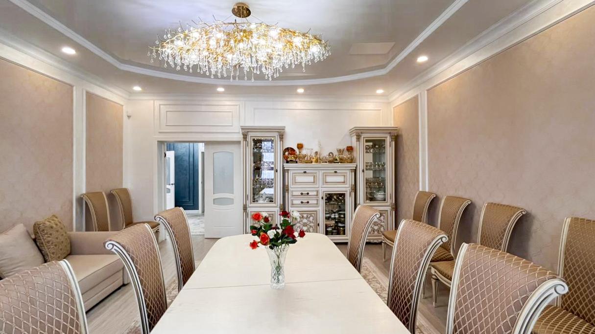 6-комнантный квартира, 300.0 м²,Базарбаева за 130 000 000