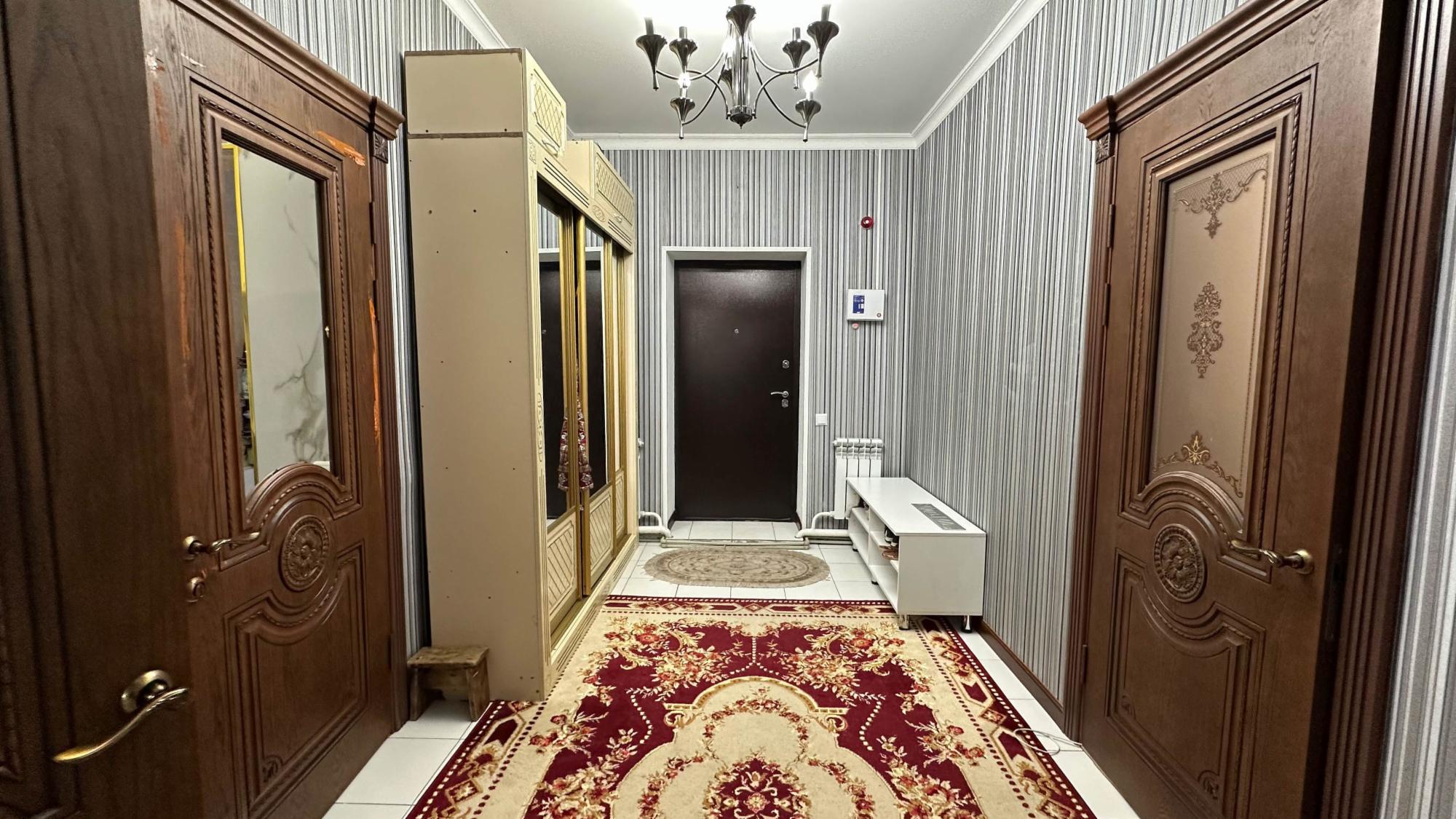 5-комнантный квартира, 176.0 м²,Абылай Хана за 42 000 000