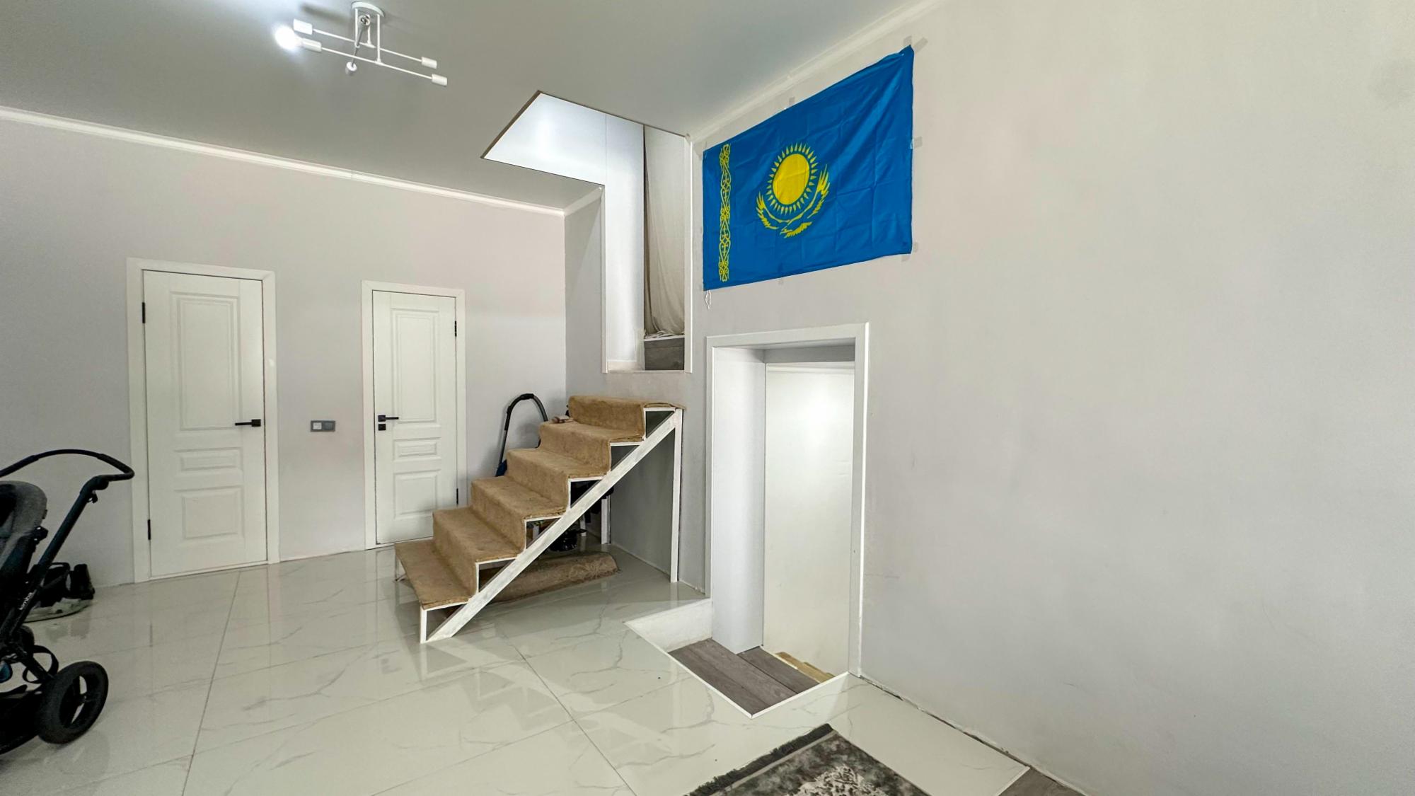 8-комнантный квартира, 220.0 м²,Нурлы Бастау за 42 000 000