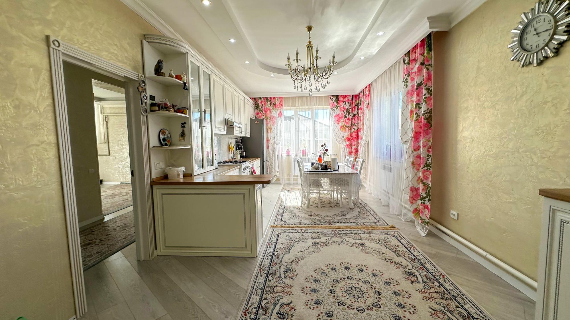 7-комнантный квартира, 264.0 м²,Жибек жолы за 90 000 000