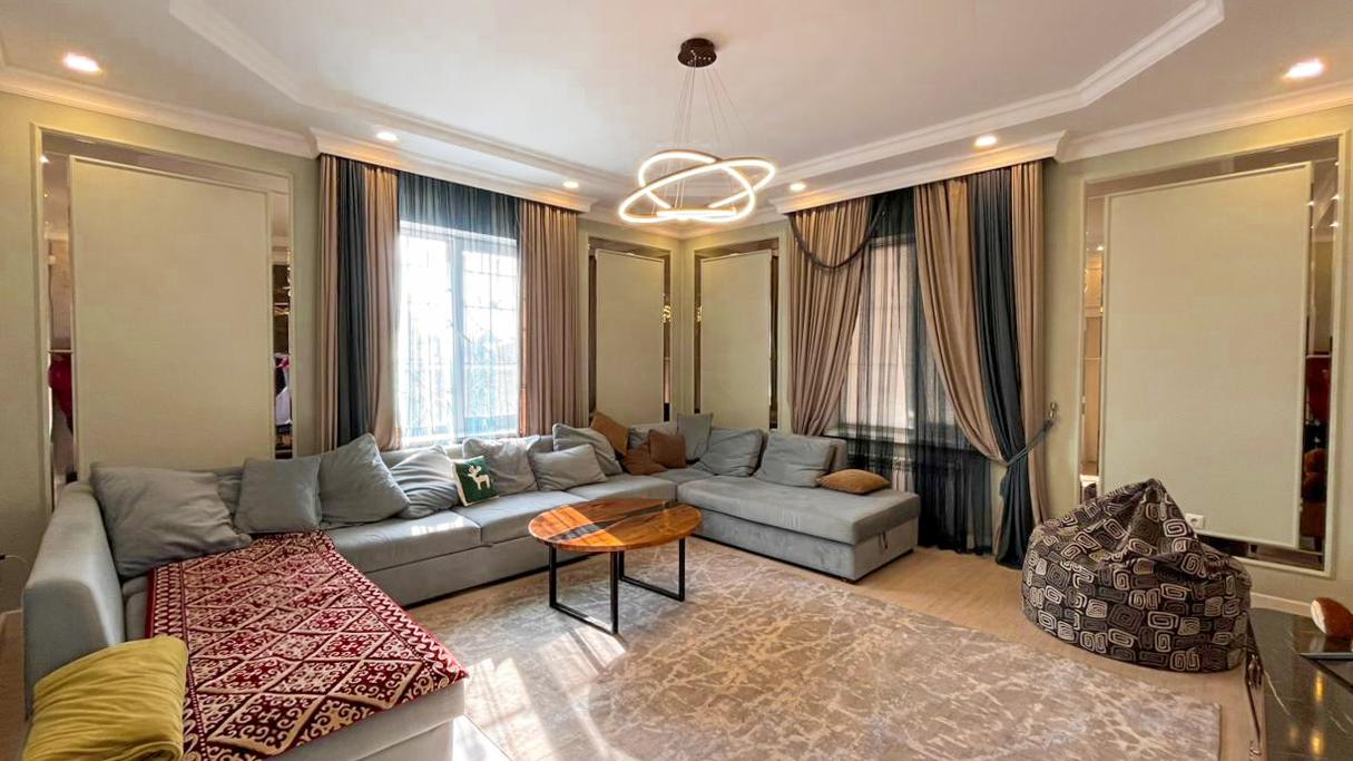 6-комнантный квартира, 300.0 м²,Базарбаева за 130 000 000