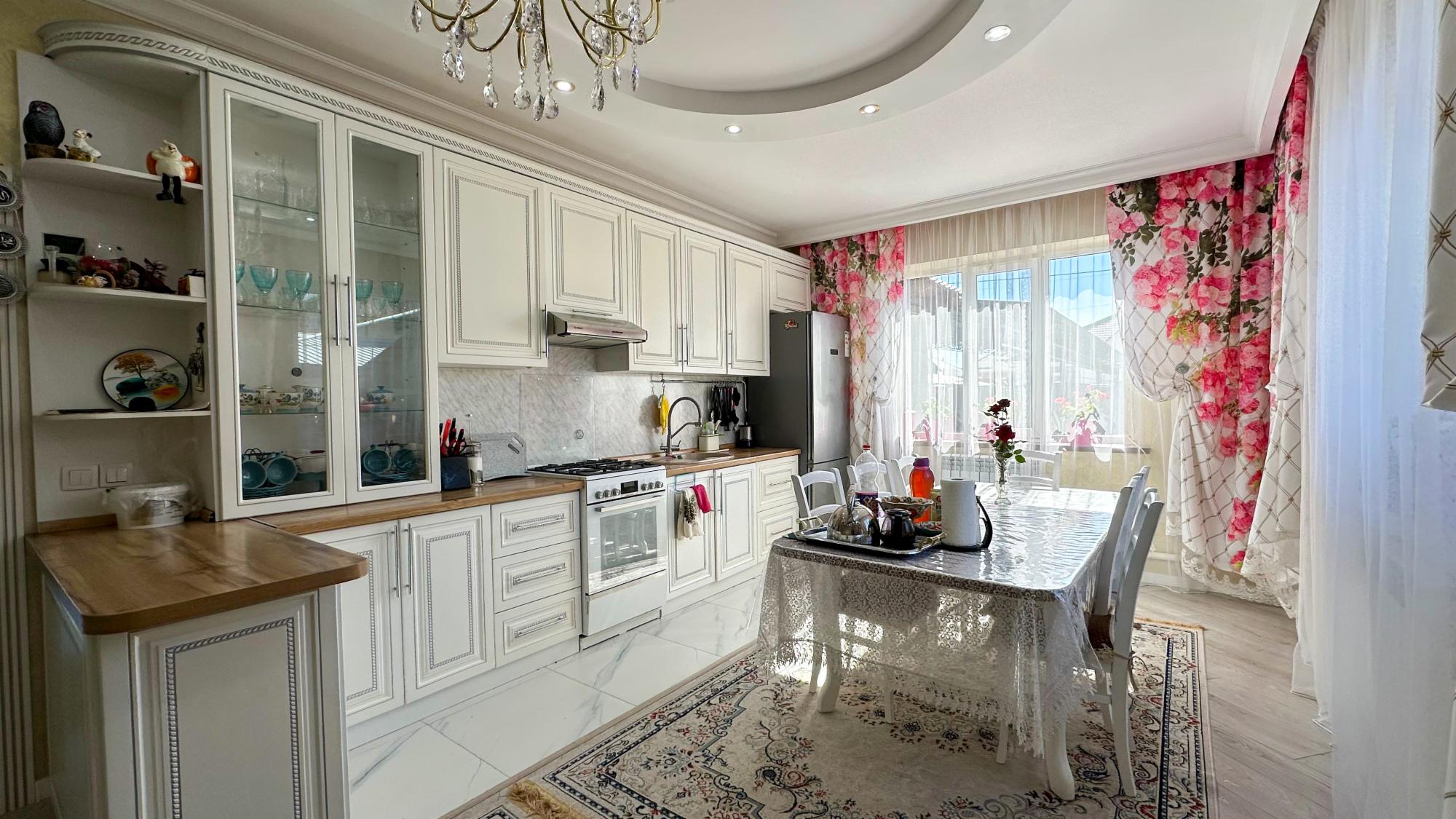 7-комнантный квартира, 264.0 м²,Жибек жолы за 90 000 000