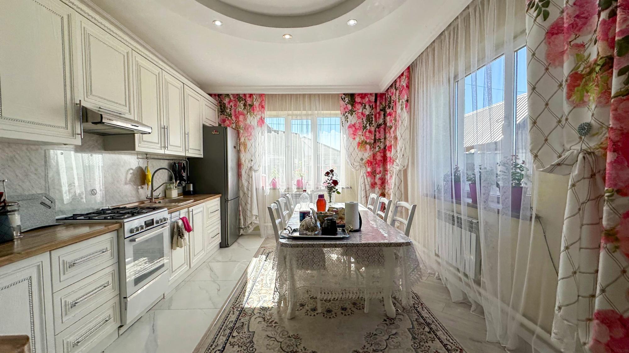 7-комнантный квартира, 264.0 м²,Жибек жолы за 90 000 000