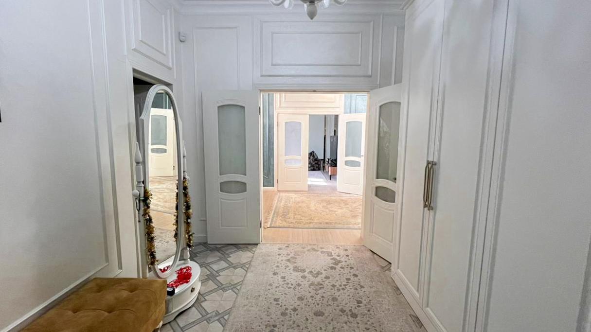 6-комнантный квартира, 300.0 м²,Базарбаева за 130 000 000