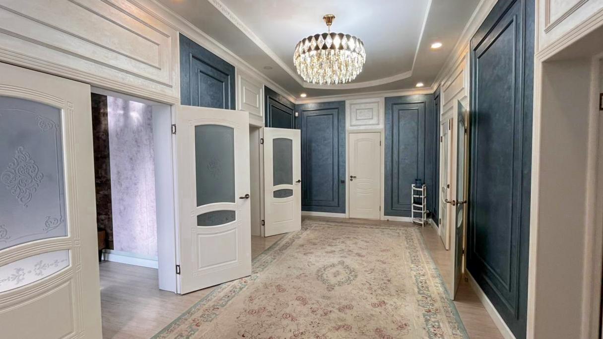 6-комнантный квартира, 300.0 м²,Базарбаева за 130 000 000