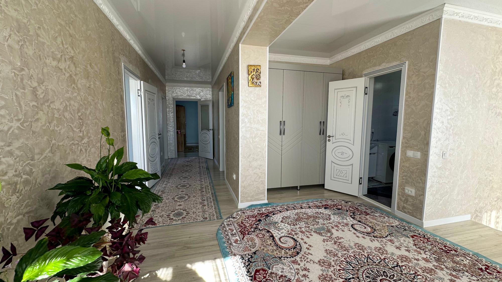 7-комнантный квартира, 264.0 м²,Жибек жолы за 90 000 000