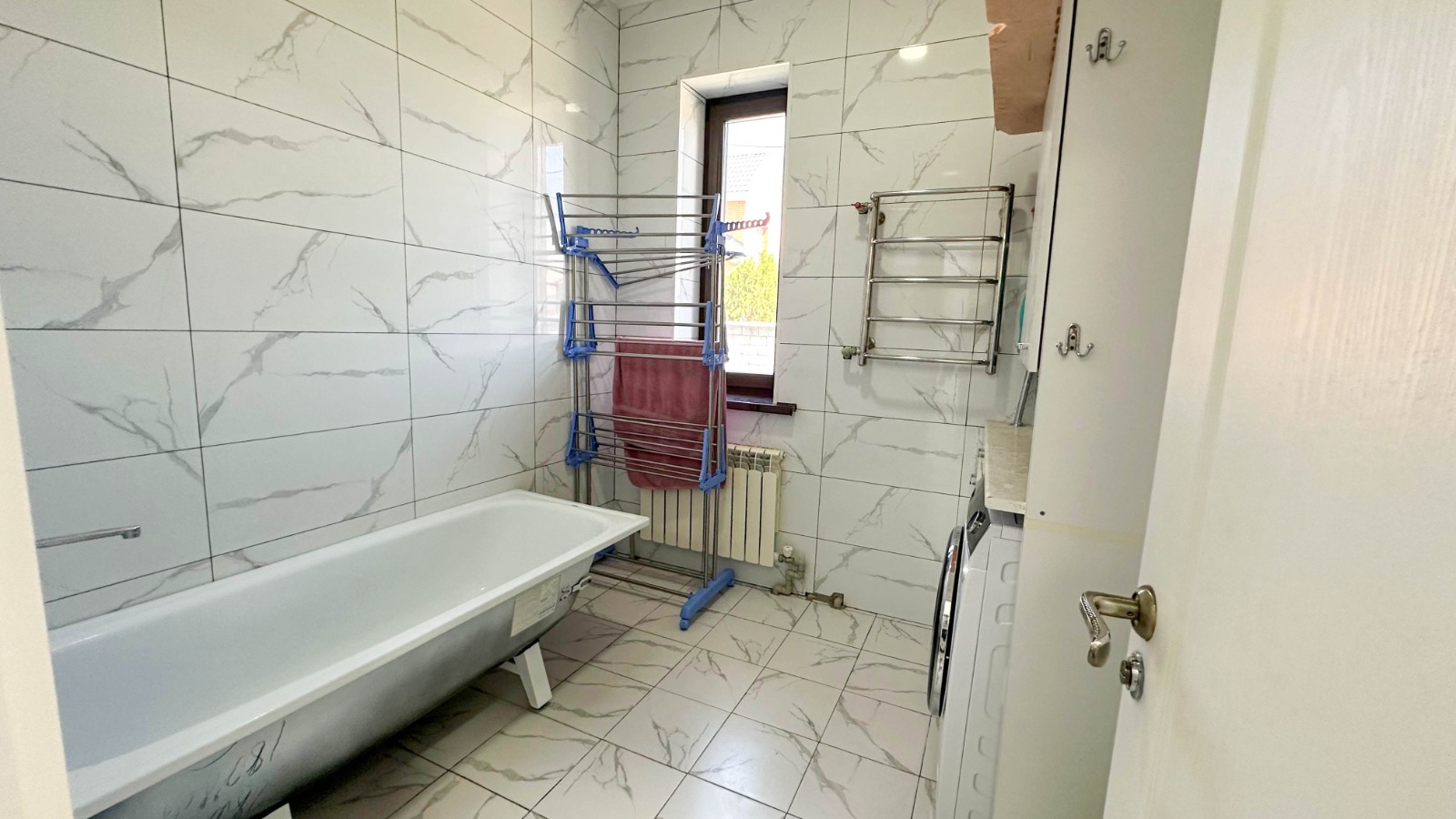 4-комнантный квартира, 197.0 м²,Айманова за 50 000 000