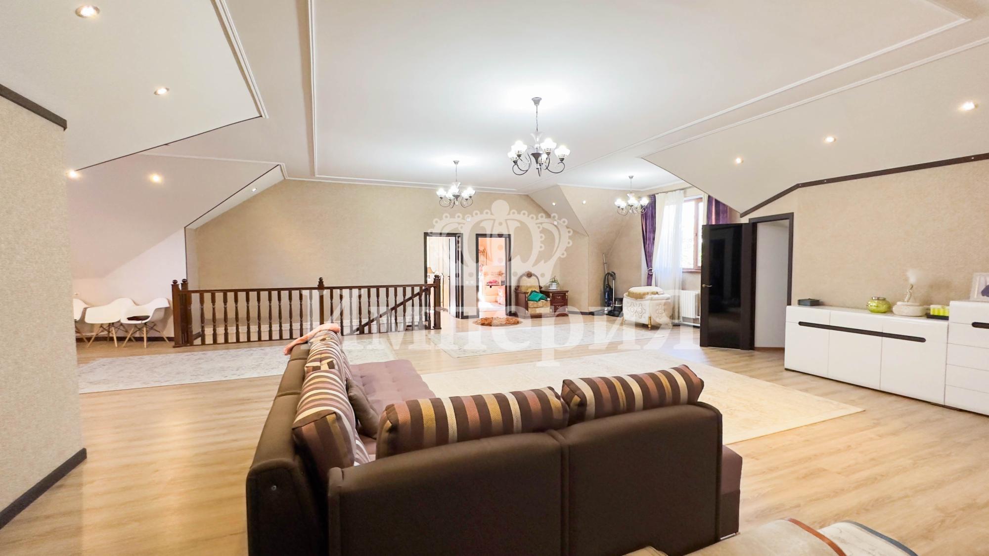 7-комнантный квартира, 395.0 м²,Базарбаева за 75 000 000