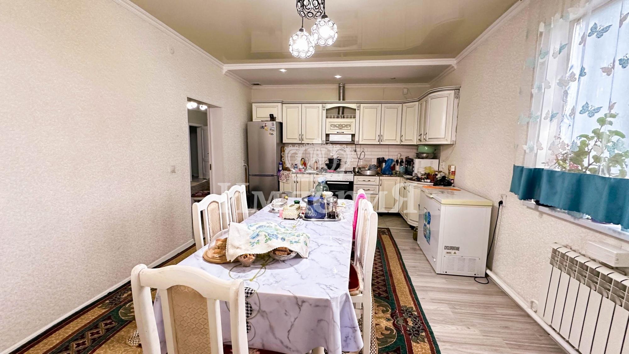 4-комнантный квартира, 158.0 м²,Абая за 27 000 000