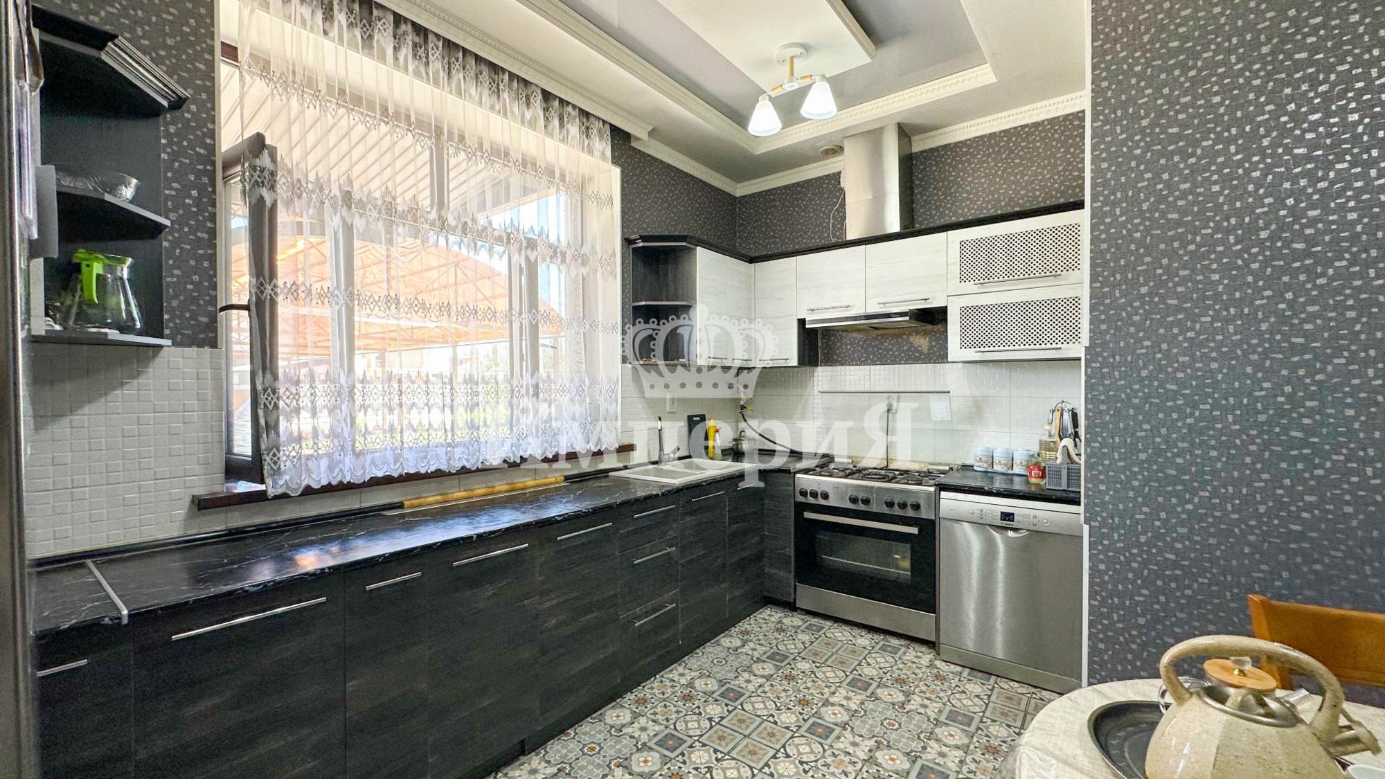 6-комнантный квартира, 160.0 м²,Есенберлина за 65 000 000