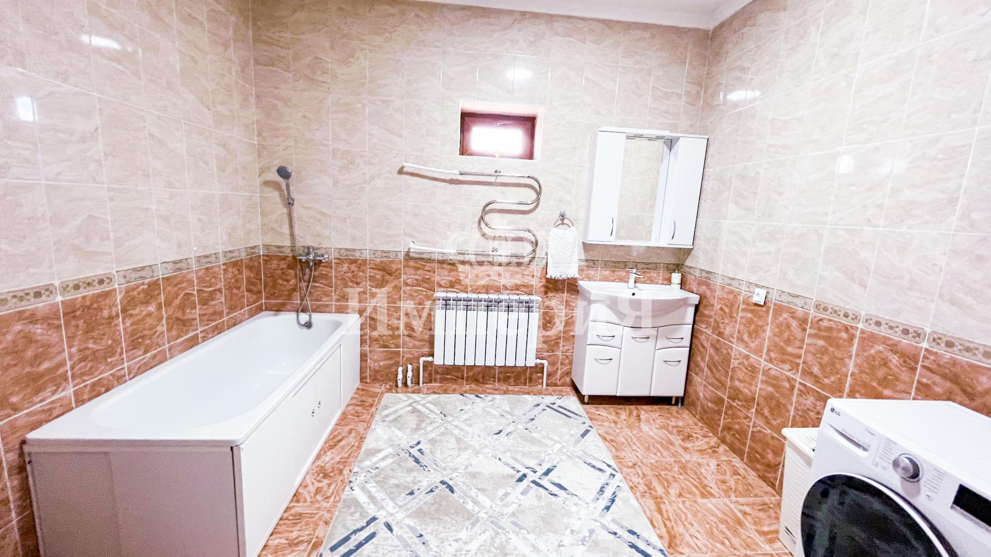 8-комнантный квартира, 270.0 м²,Айманова за 70 000 000