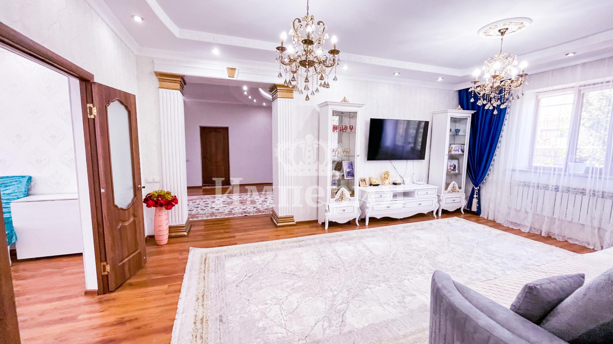 8-комнантный квартира, 270.0 м²,Айманова за 70 000 000