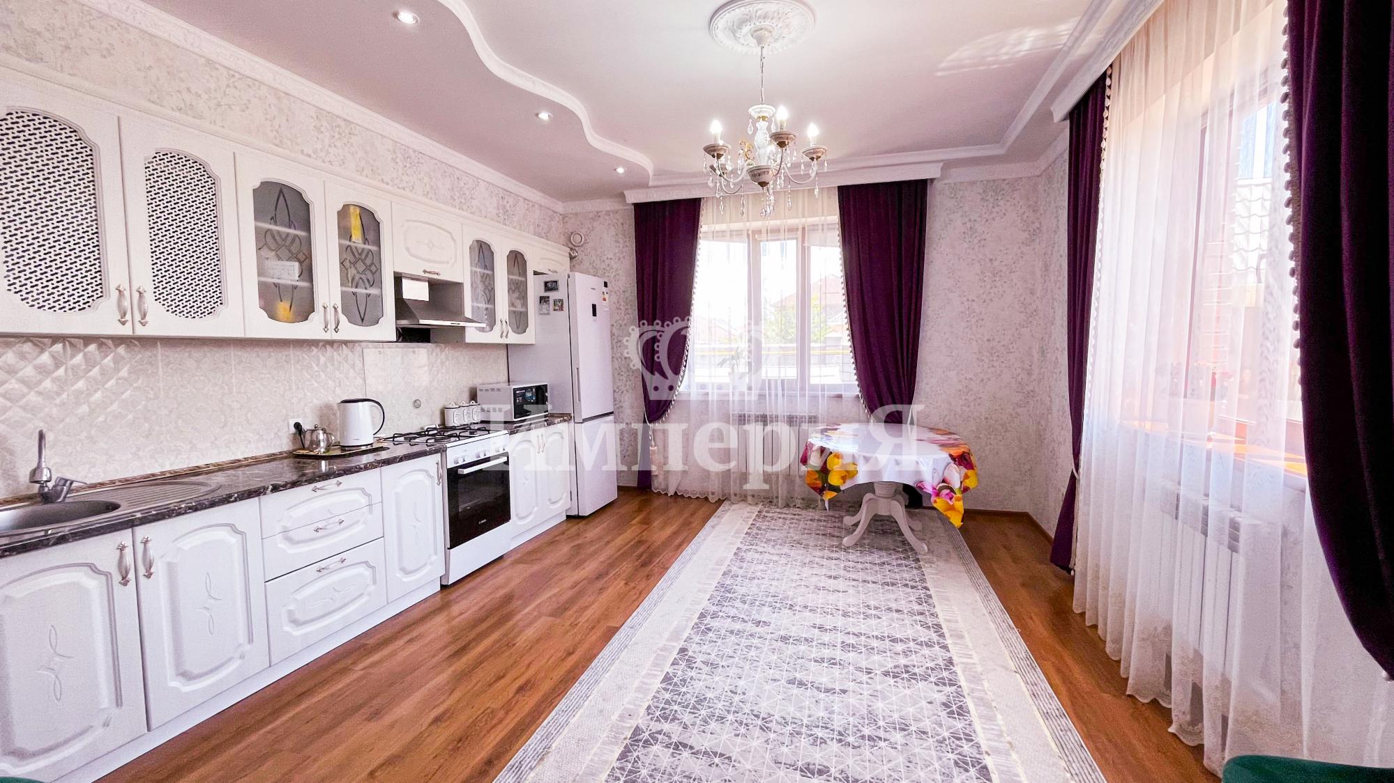 8-комнантный квартира, 270.0 м²,Айманова за 70 000 000