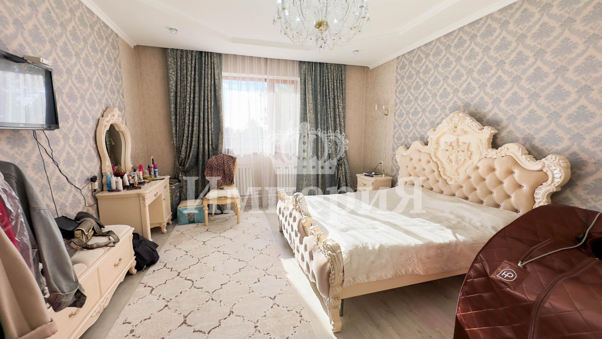 7-комнантный квартира, 395.0 м²,Базарбаева за 75 000 000