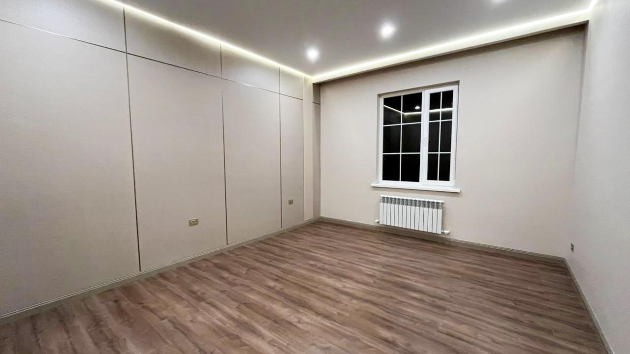 4-комнантный квартира, 200.0 м²,Абая за 69 000 000