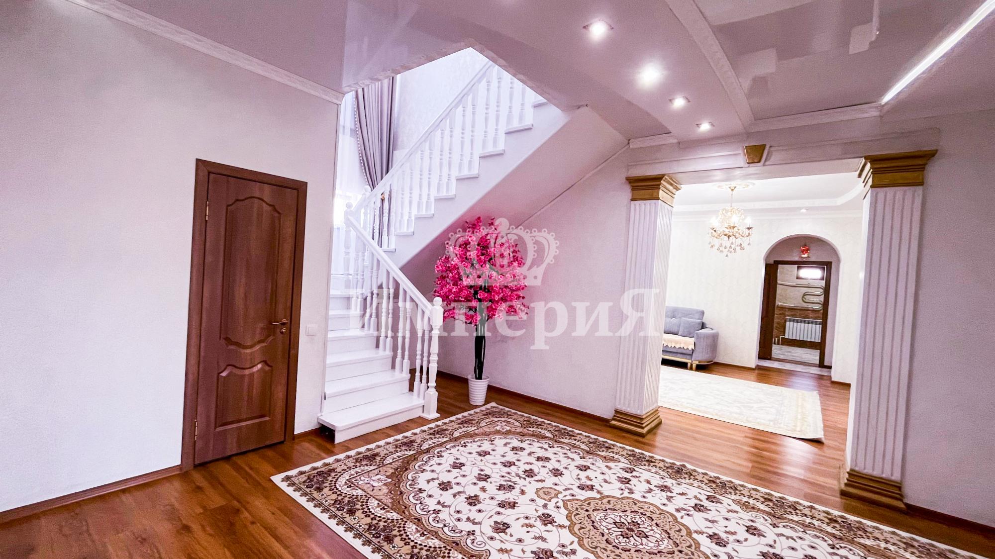 8-комнантный квартира, 270.0 м²,Айманова за 70 000 000