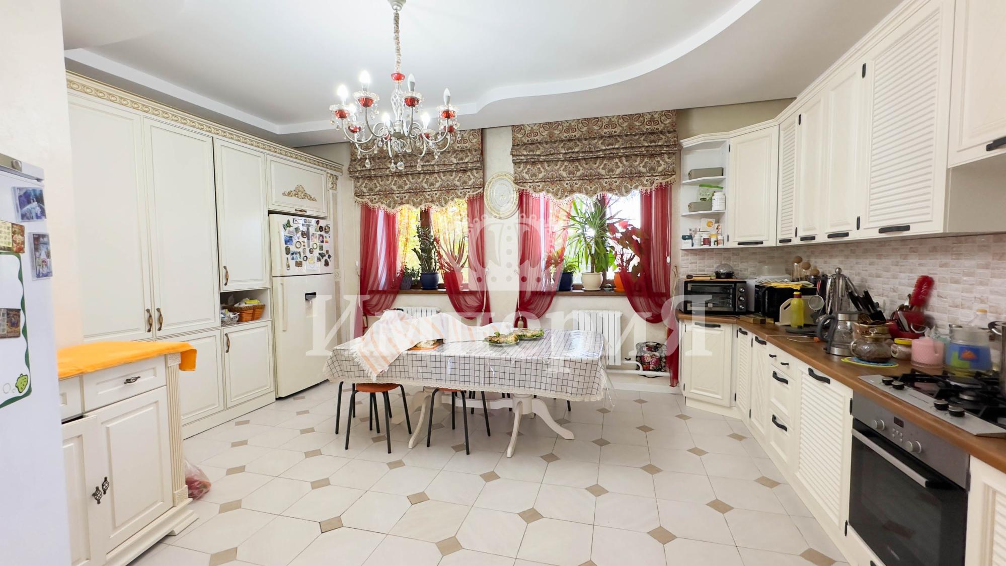 7-комнантный квартира, 395.0 м²,Базарбаева за 75 000 000