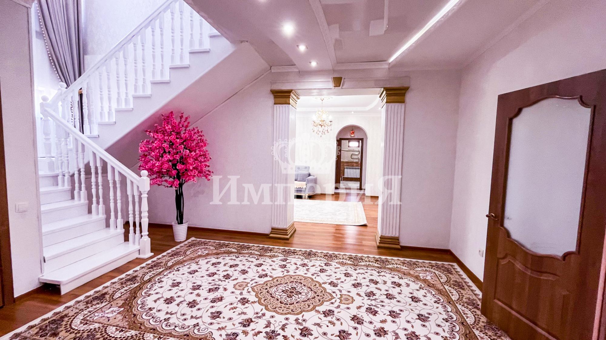 8-комнантный квартира, 270.0 м²,Айманова за 70 000 000