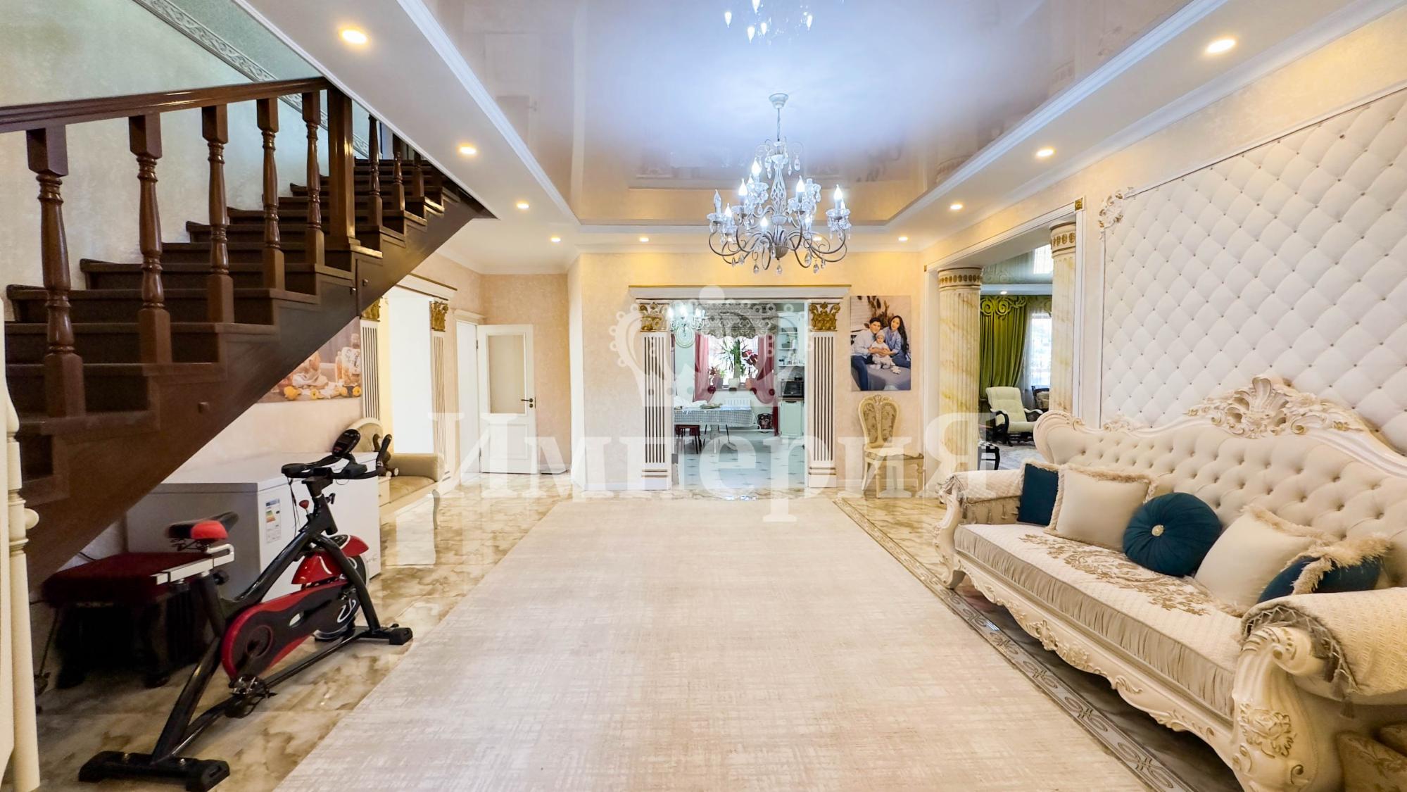 7-комнантный квартира, 395.0 м²,Базарбаева за 75 000 000