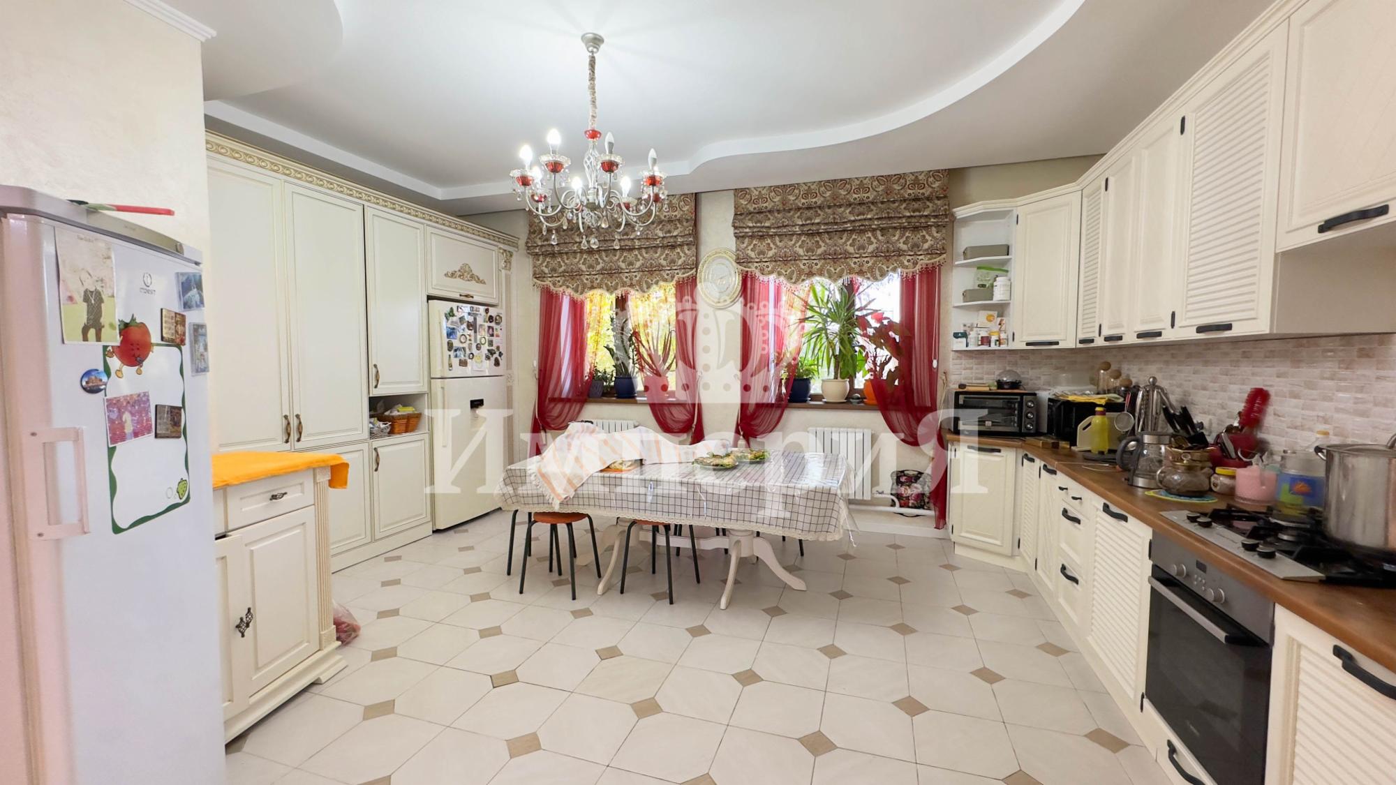 7-комнантный квартира, 395.0 м²,Базарбаева за 75 000 000