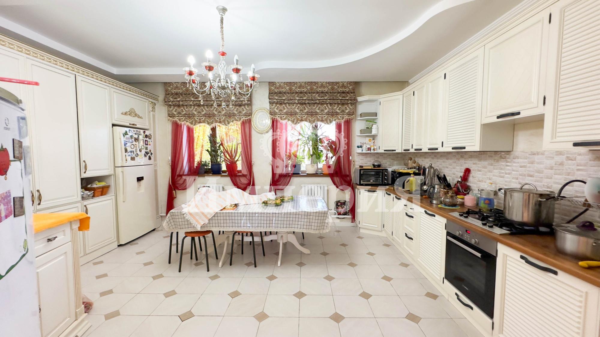 7-комнантный квартира, 395.0 м²,Базарбаева за 75 000 000