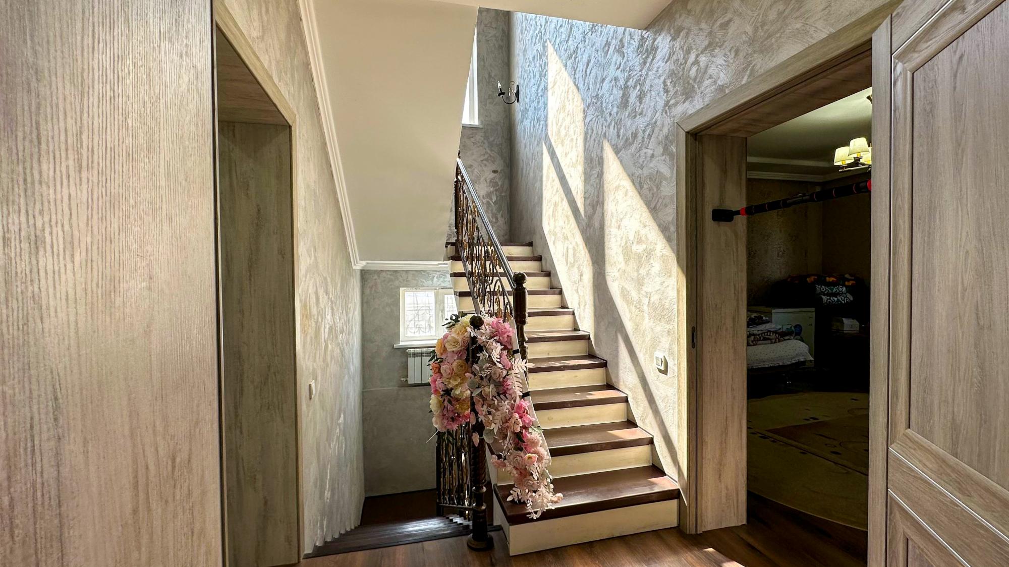 8-комнантный квартира, 300.0 м²,Каратальская за 110 000 000