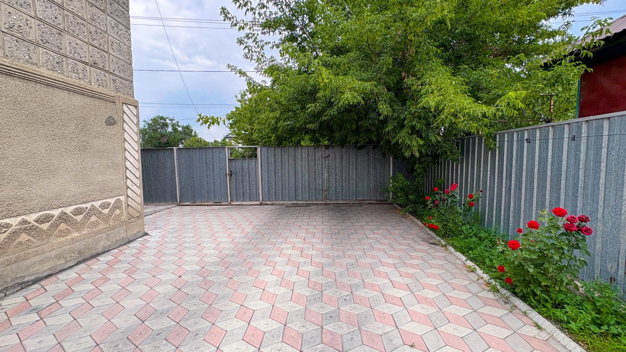 4-комнантный квартира, 200.0 м²,Тыныбаева за 45 000 000