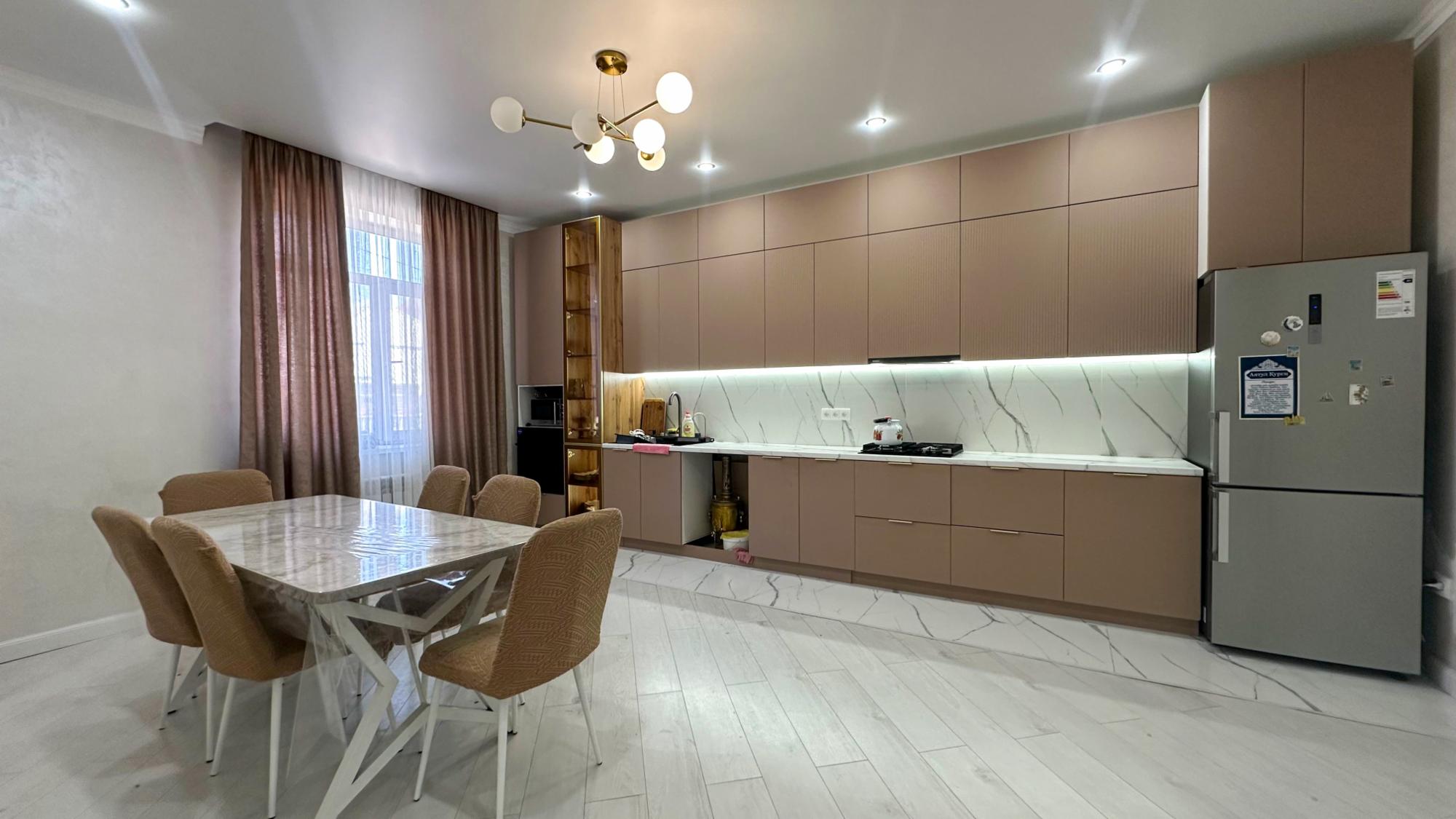 6-комнантный квартира, 280.0 м²,Аксуйская за 101 000 000