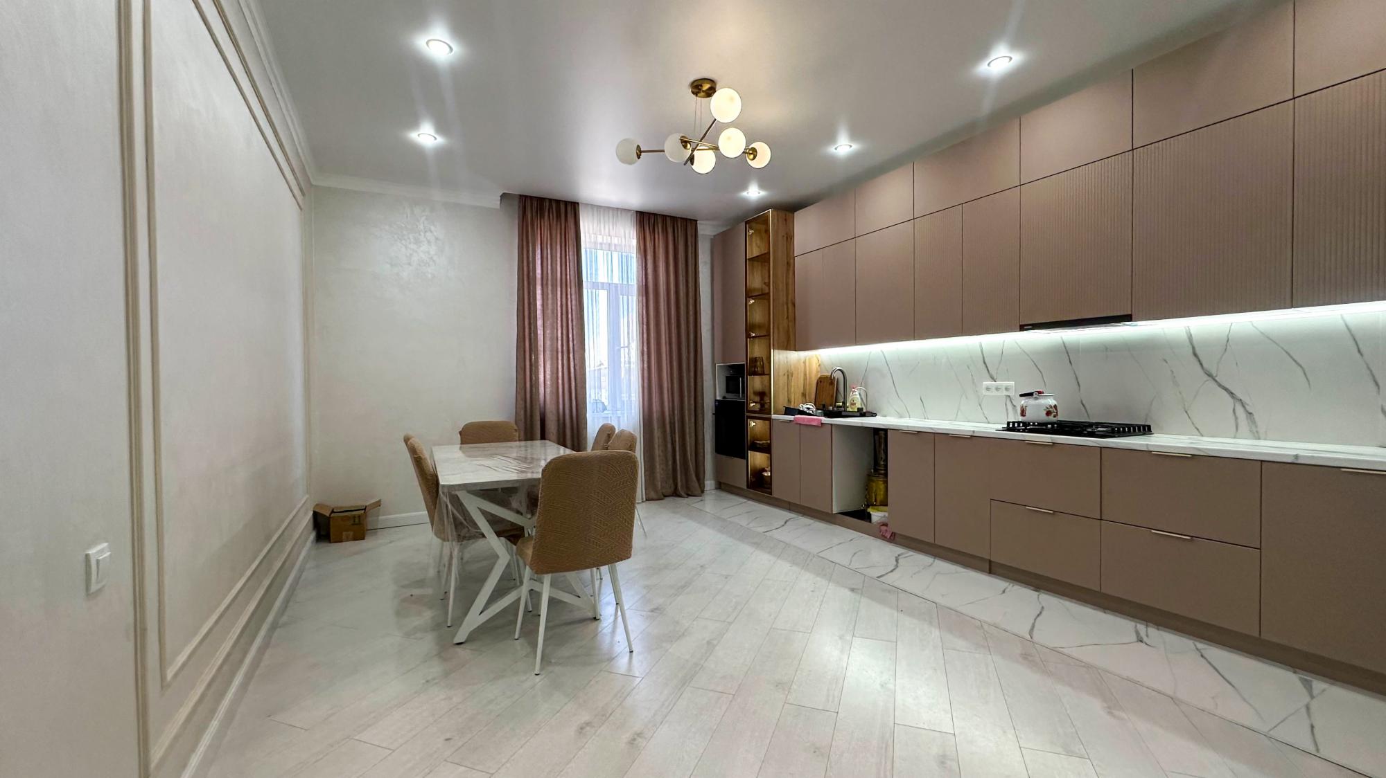 6-комнантный квартира, 280.0 м²,Аксуйская за 101 000 000