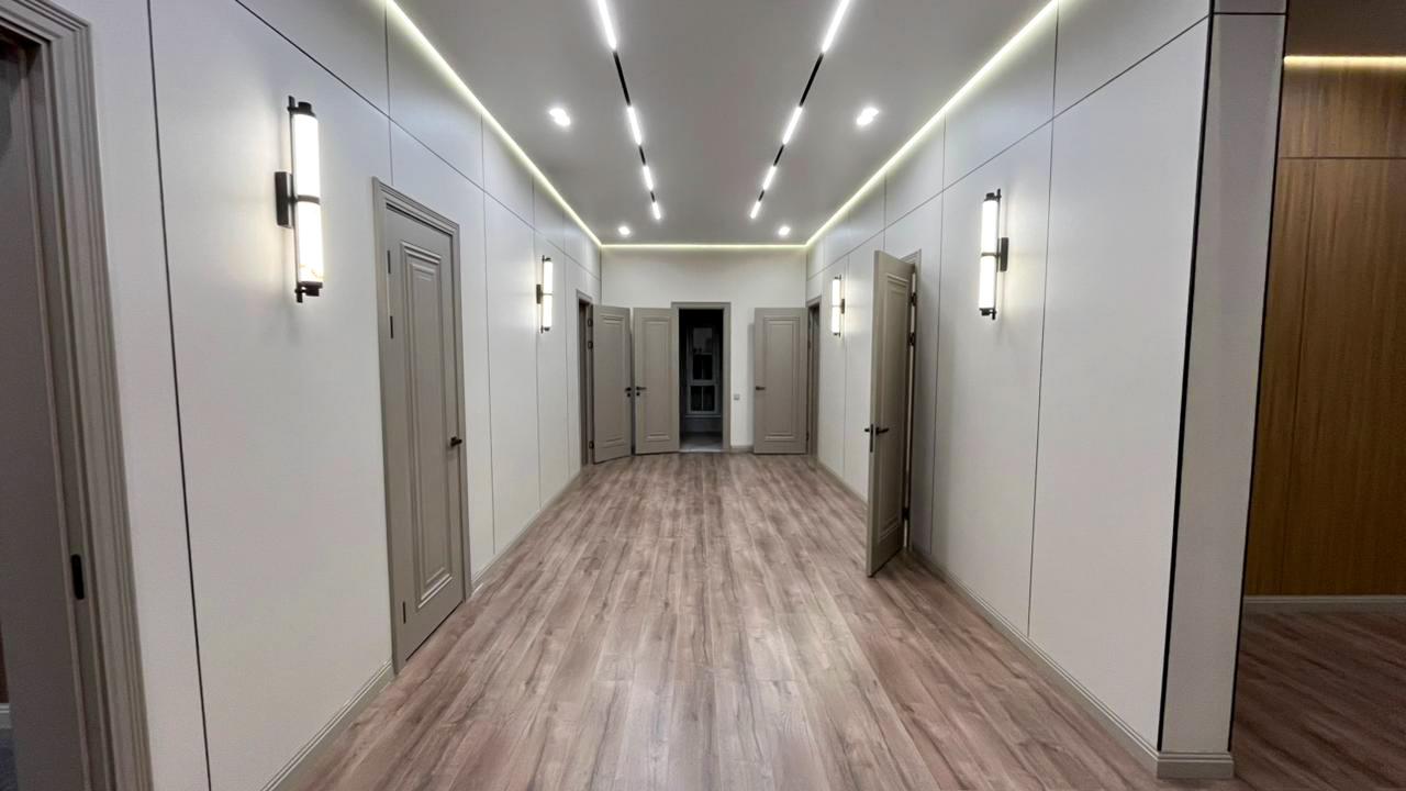 4-комнантный квартира, 200.0 м²,Абая за 69 000 000